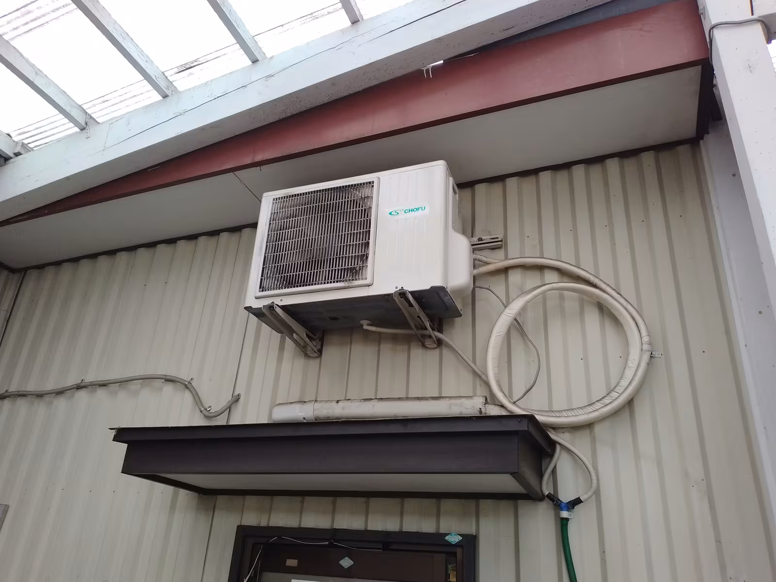 施工前のエアコン室外機外観