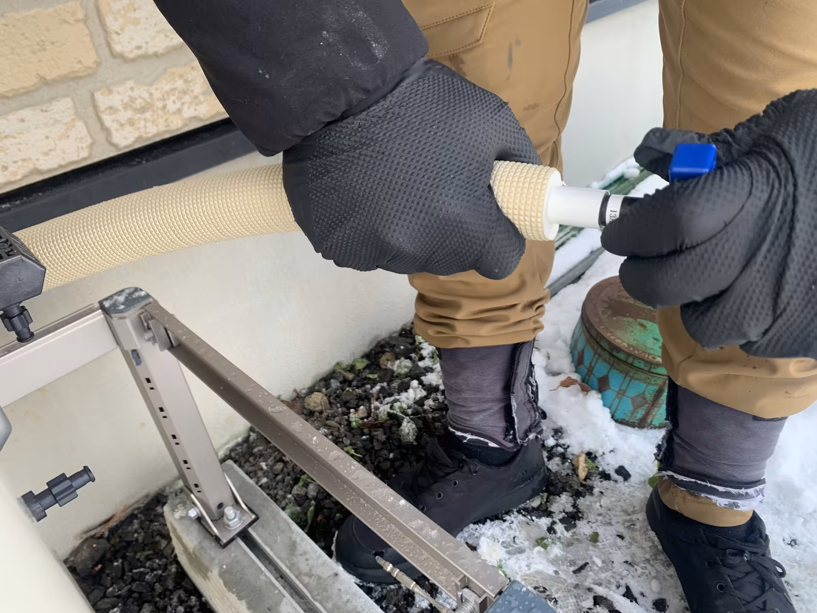 ヒートポンプ配管の施工中