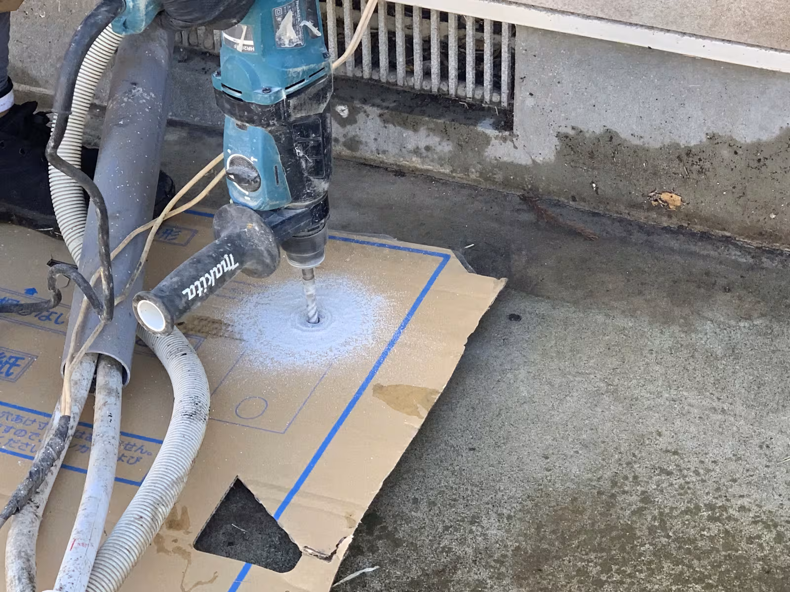 アンカー施工の穴あけ作業