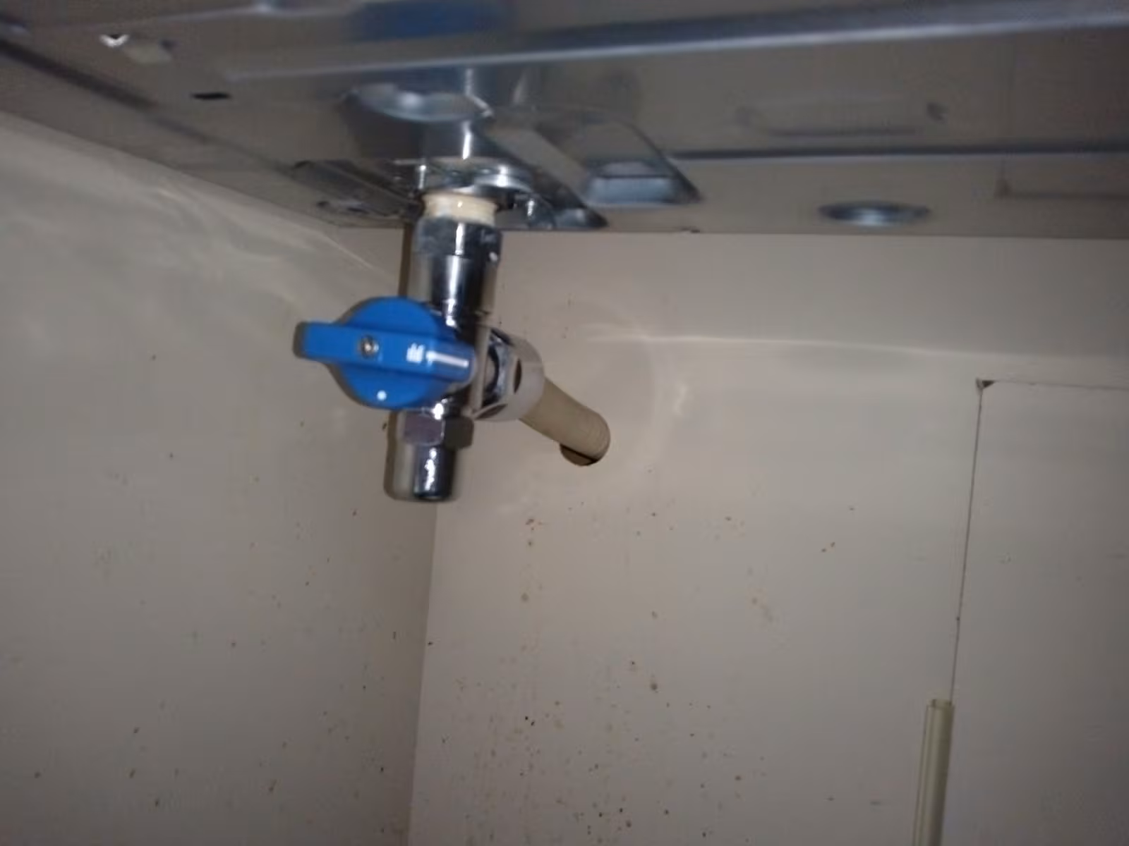 ビルトインコンロの取り外し作業中