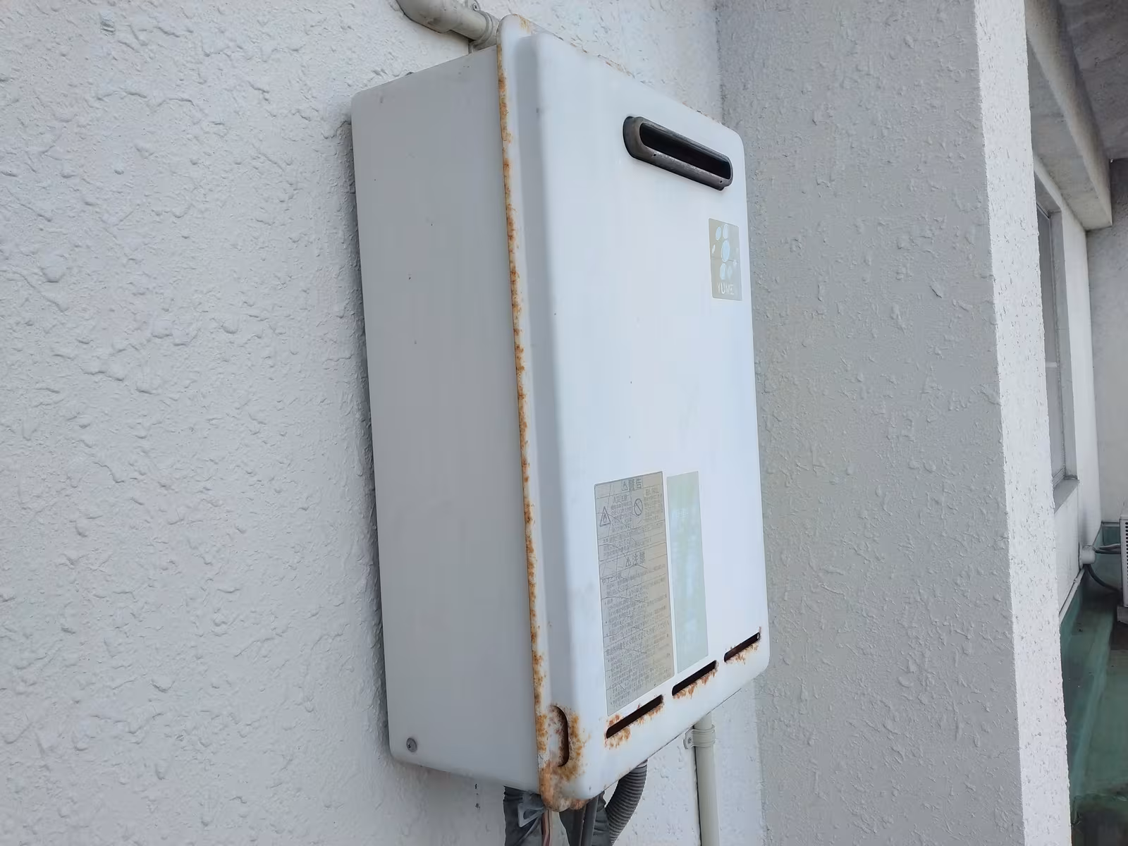 交換前のガス給湯器本体外観