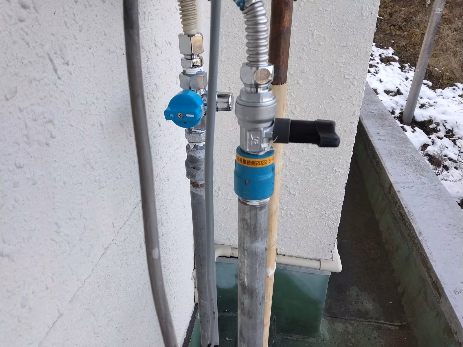 配管まわりの交換作業中