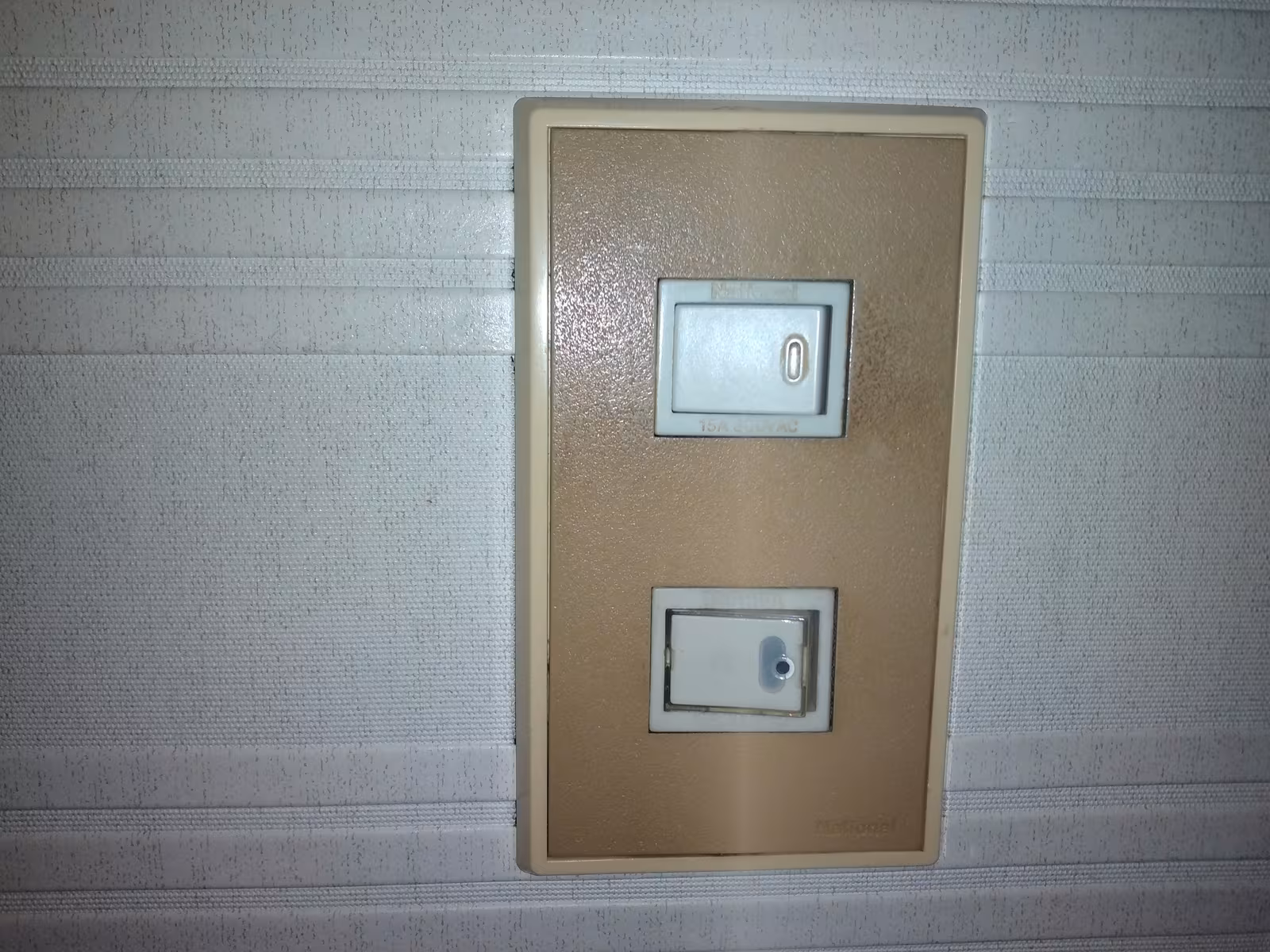 交換前のほたるスイッチ外観