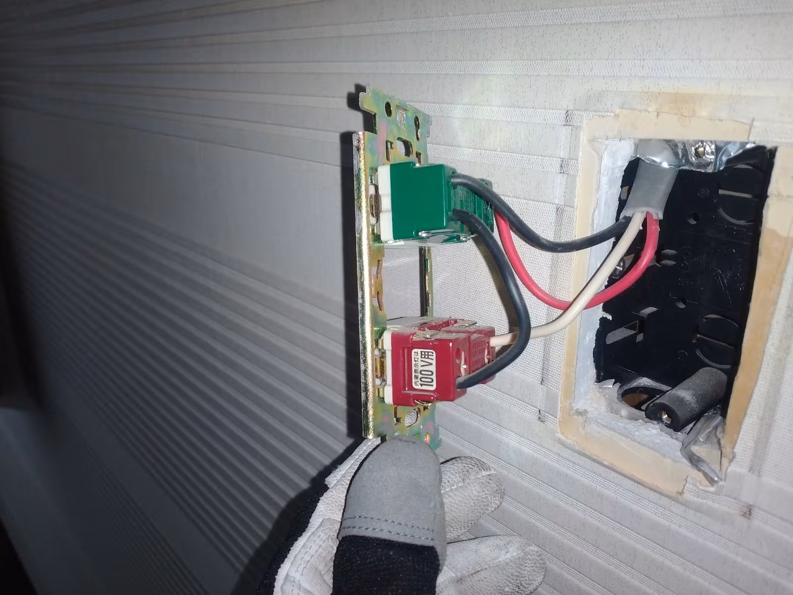 既存スイッチ取り外し作業中のようす