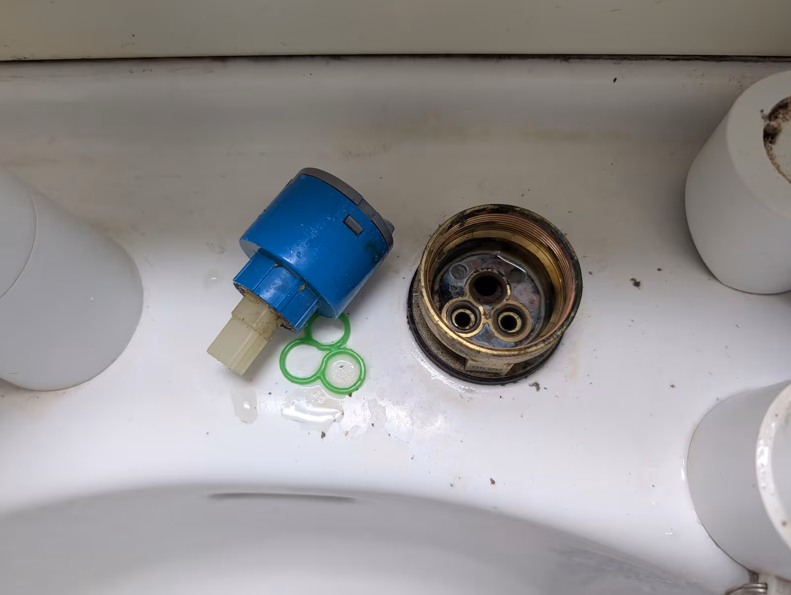 取り外した洗面水栓のカートリッジ