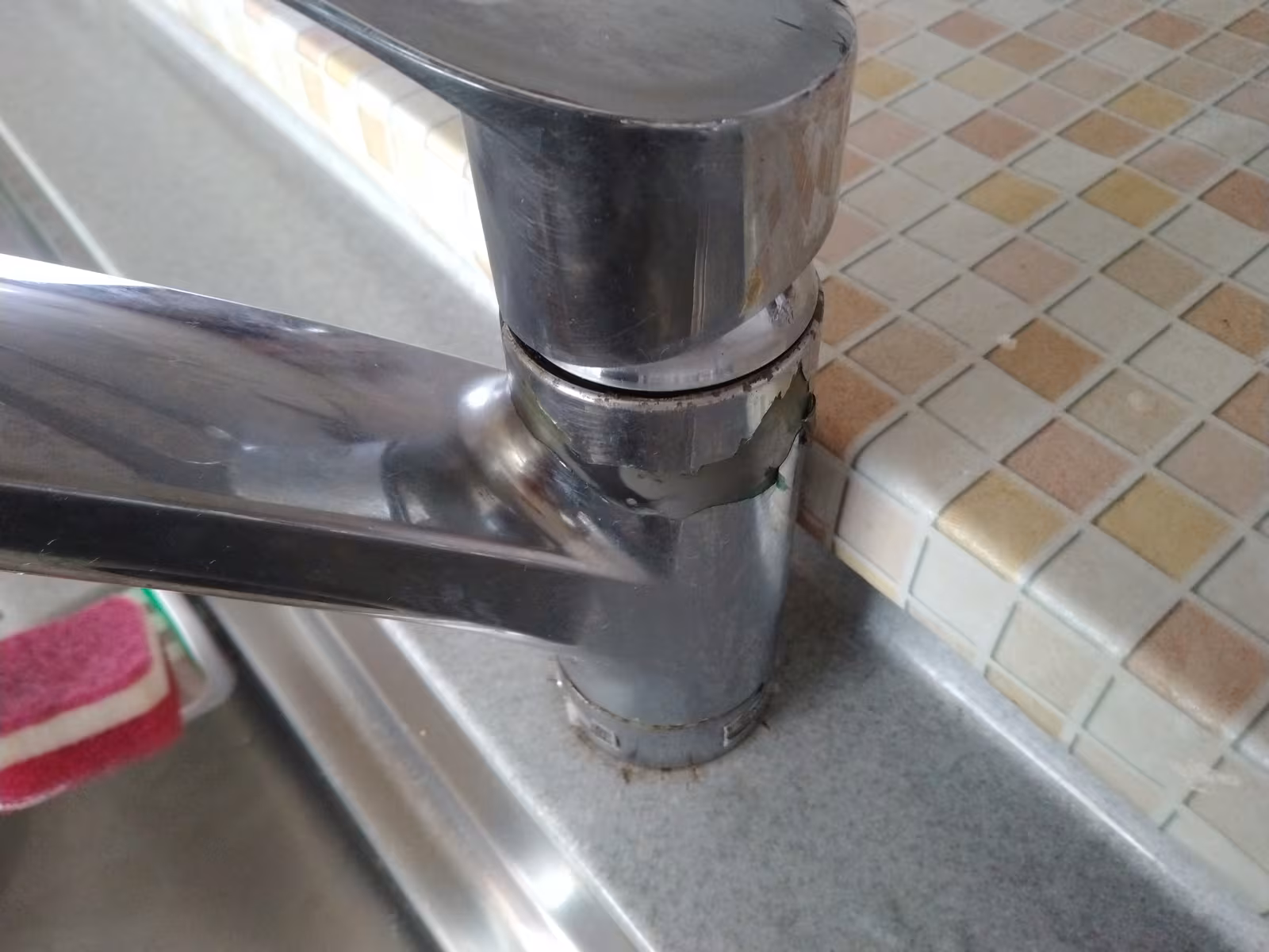 表面のメッキが剥がれている交換前の水栓