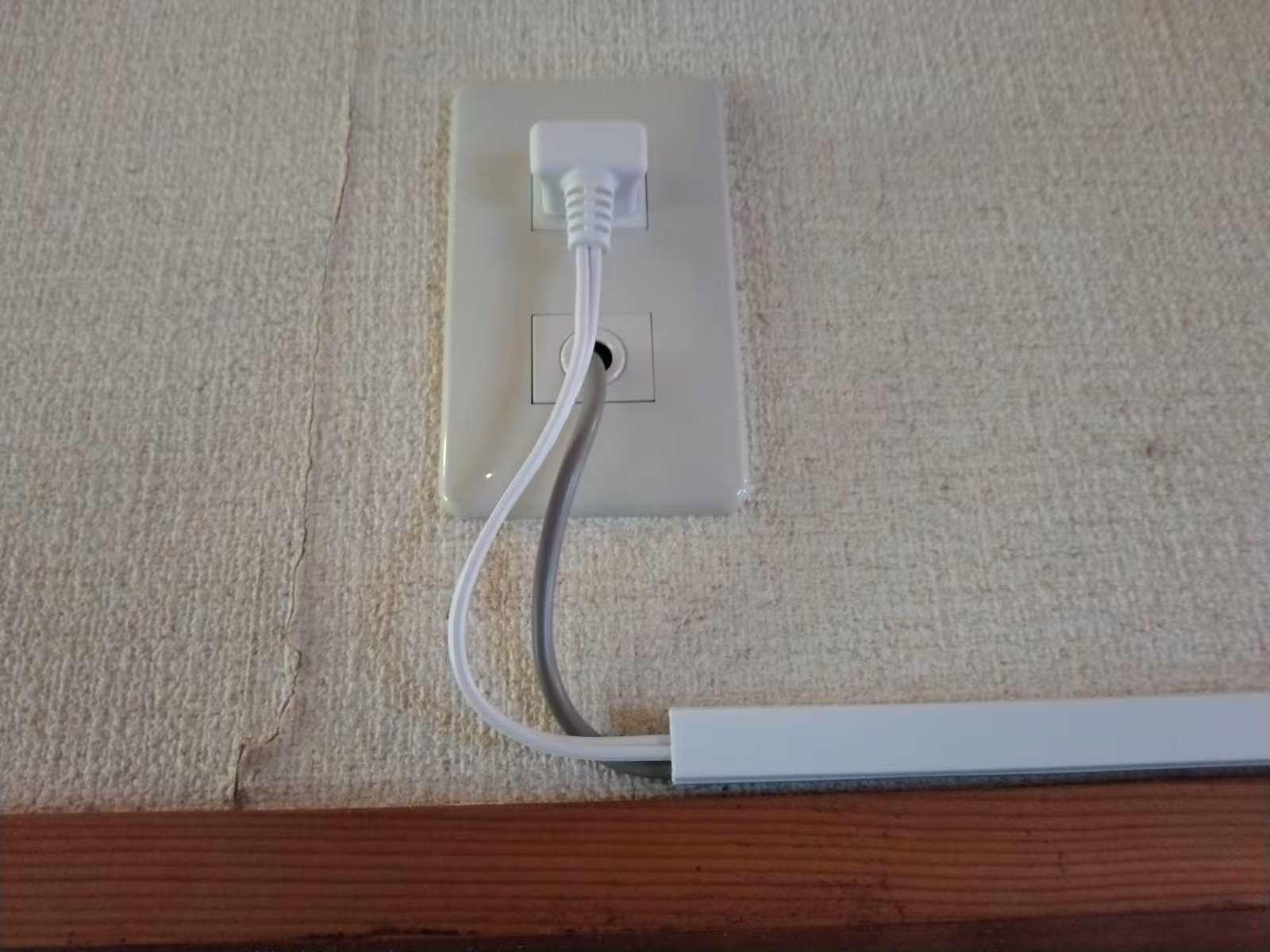 新設した電源コンセントと室内側の配線・モール処理の様子