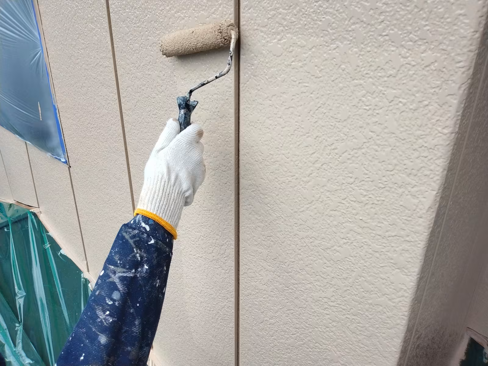 外壁を塗装しているようす