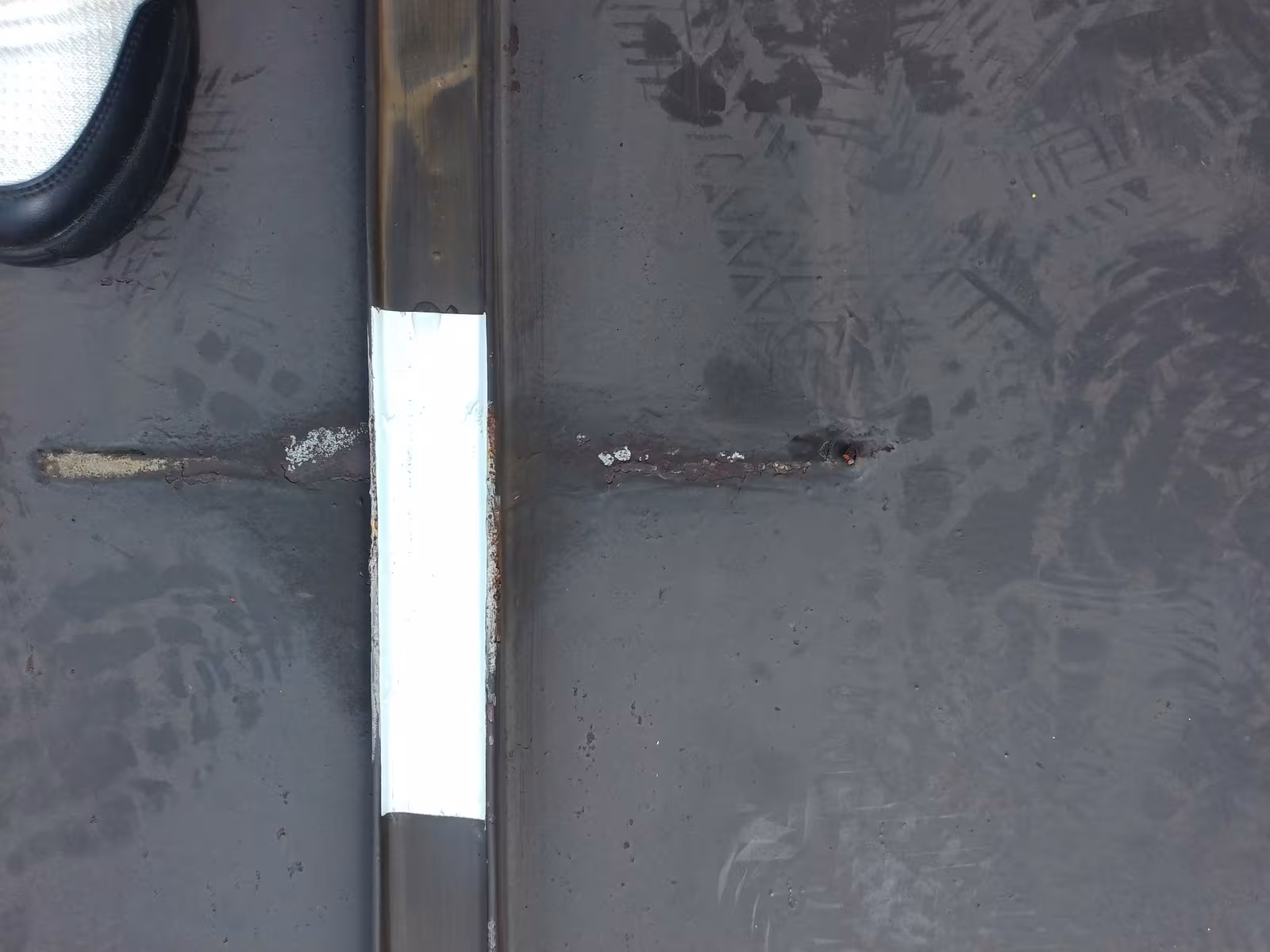 雪止め金具を取り外して補修しているようす