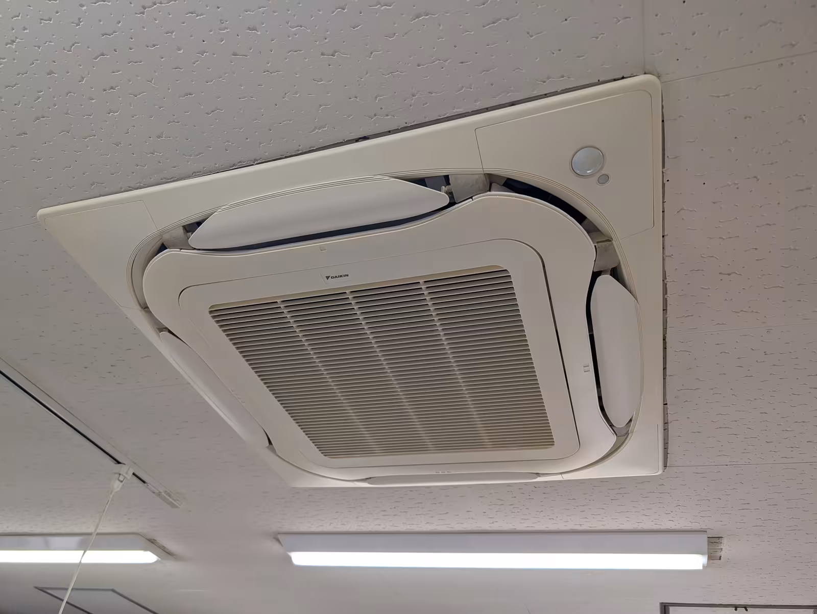 交換前の天井カセット形エアコンの室内機