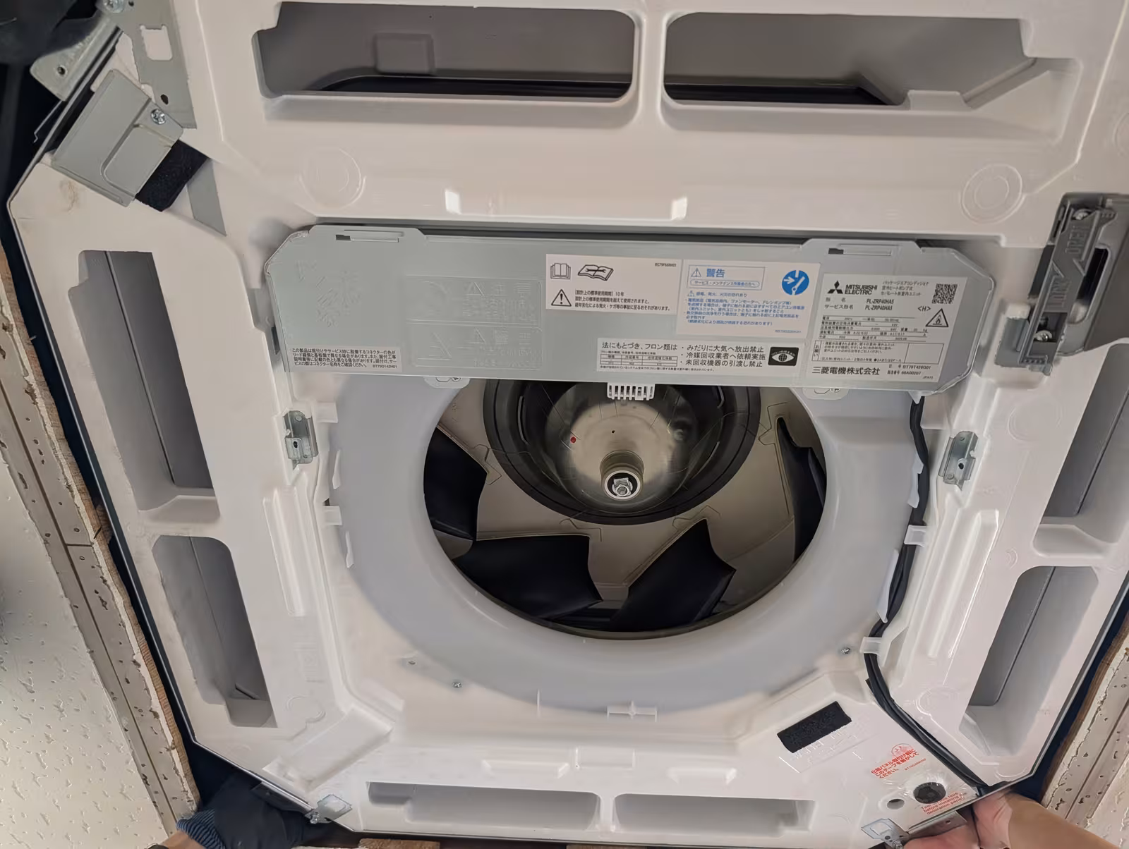 新設した室内機の内部