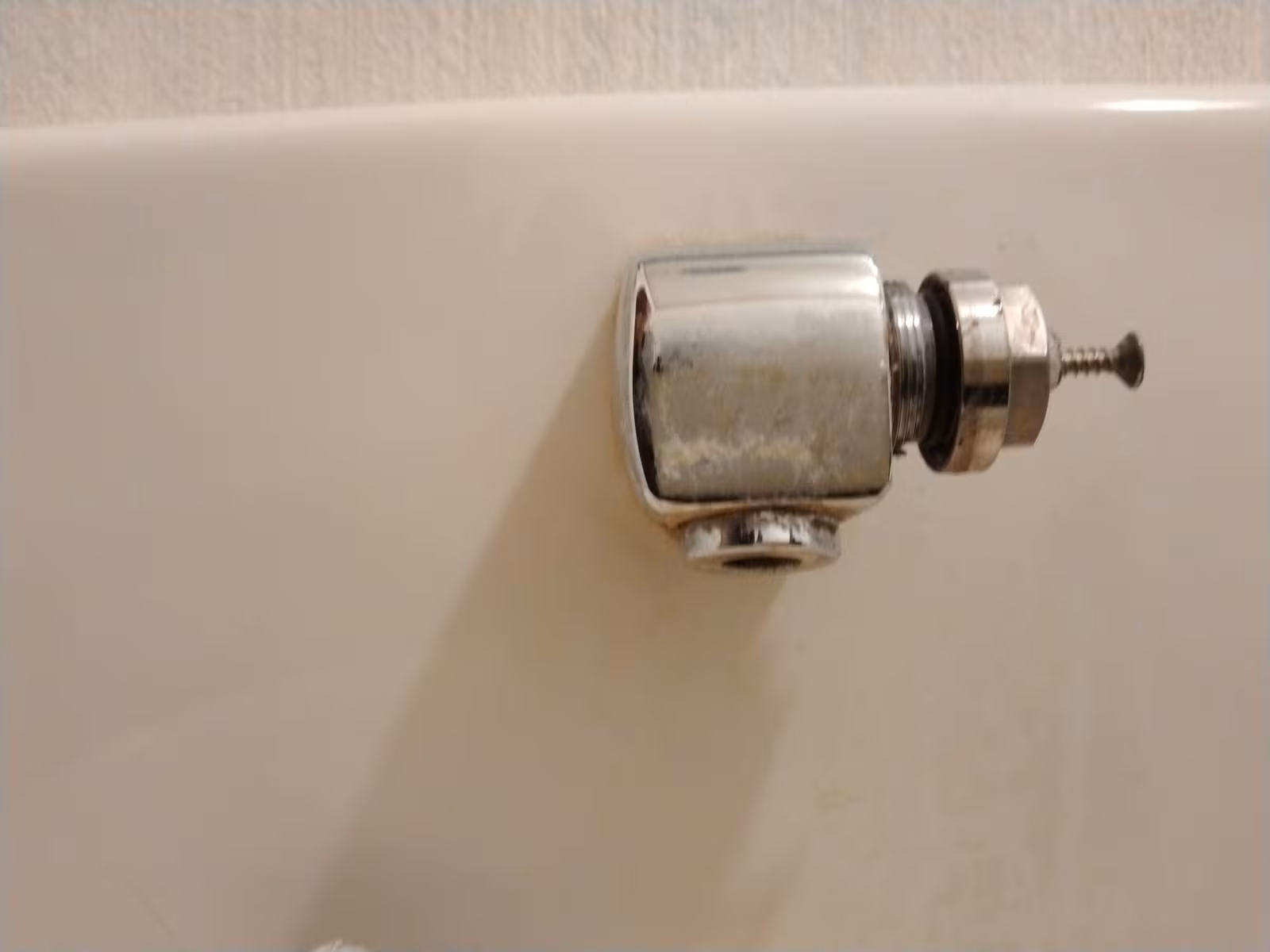 施工前のトイレ手洗い水栓