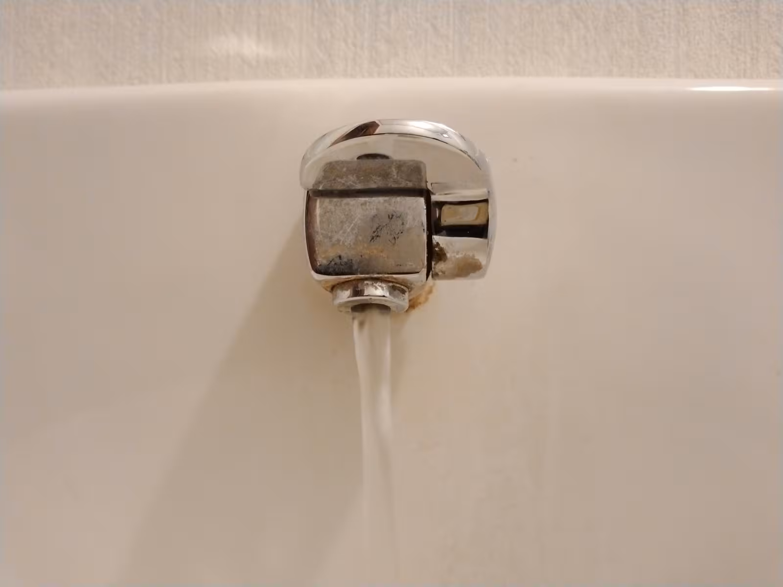 修理後に水が出ているトイレ手洗い水栓