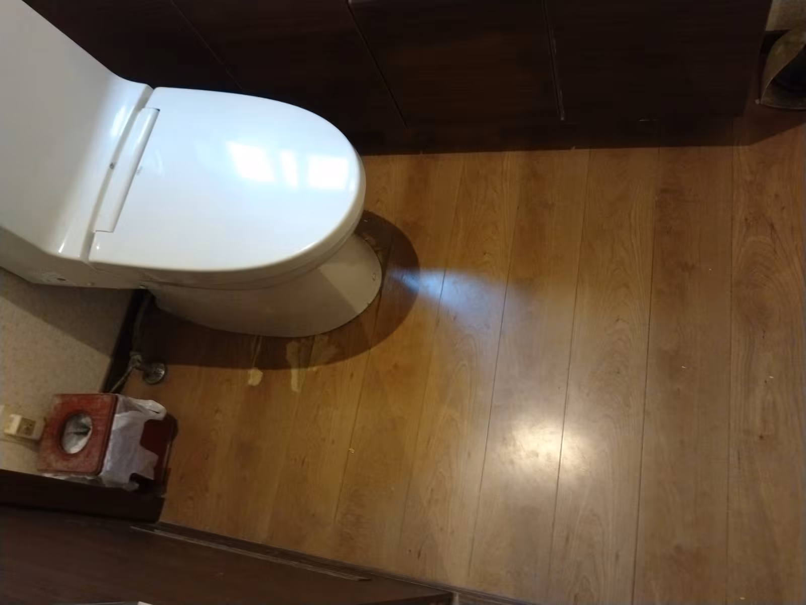 修繕前のトイレの床と既存の便器
