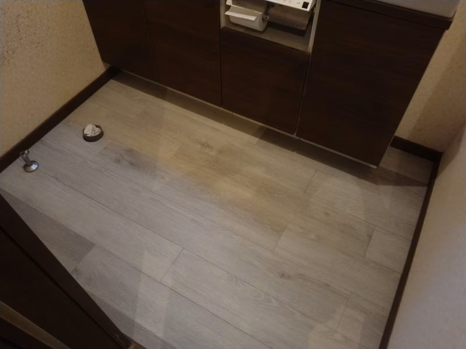 便器を一時的に取り外した施工中のトイレ床