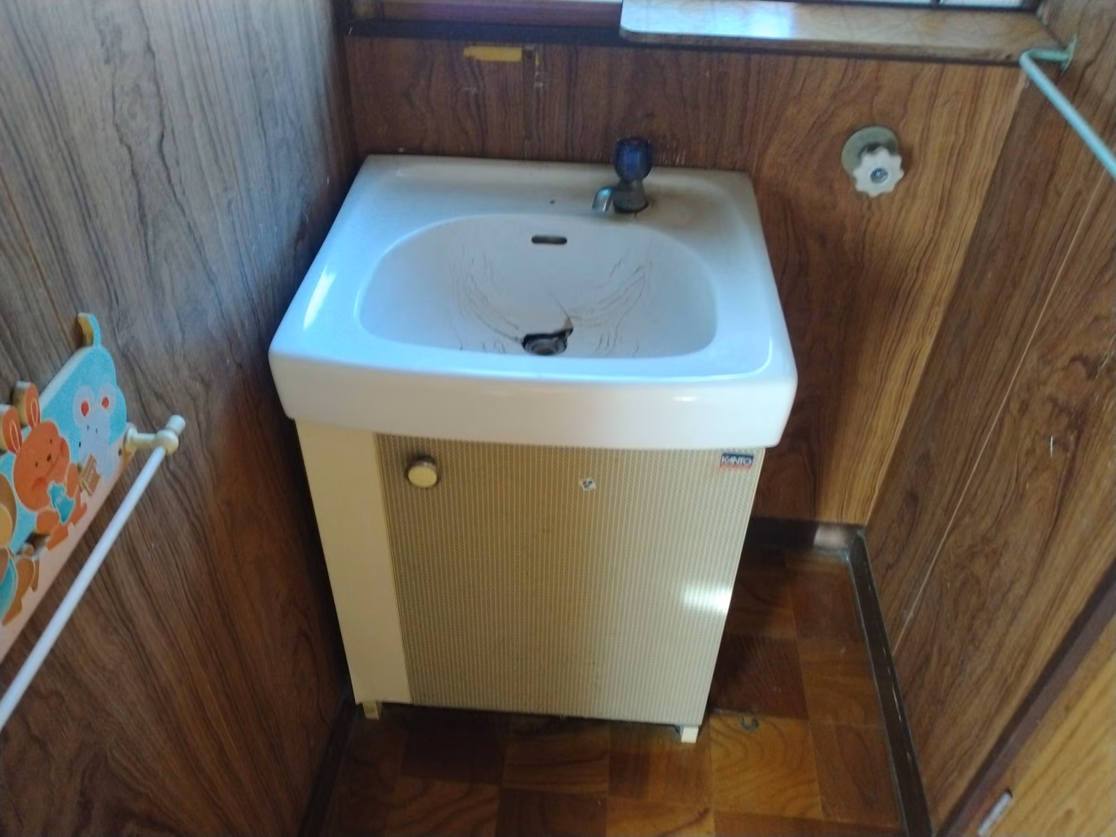 交換前の手洗い用洗面台