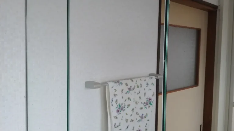 黒川郡大和町｜洗面化粧台 鏡交換（LIXIL MLCJ1-753TXU／MMRZ473-RMB）鏡のサビで見えにくい