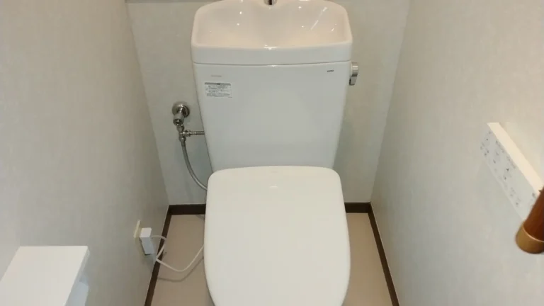 トイレ交換と内装貼替を行い、照明も人感センサータイプへ替えました｜大和町