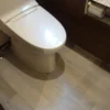 重ね張りした床と再設置した既存の便器